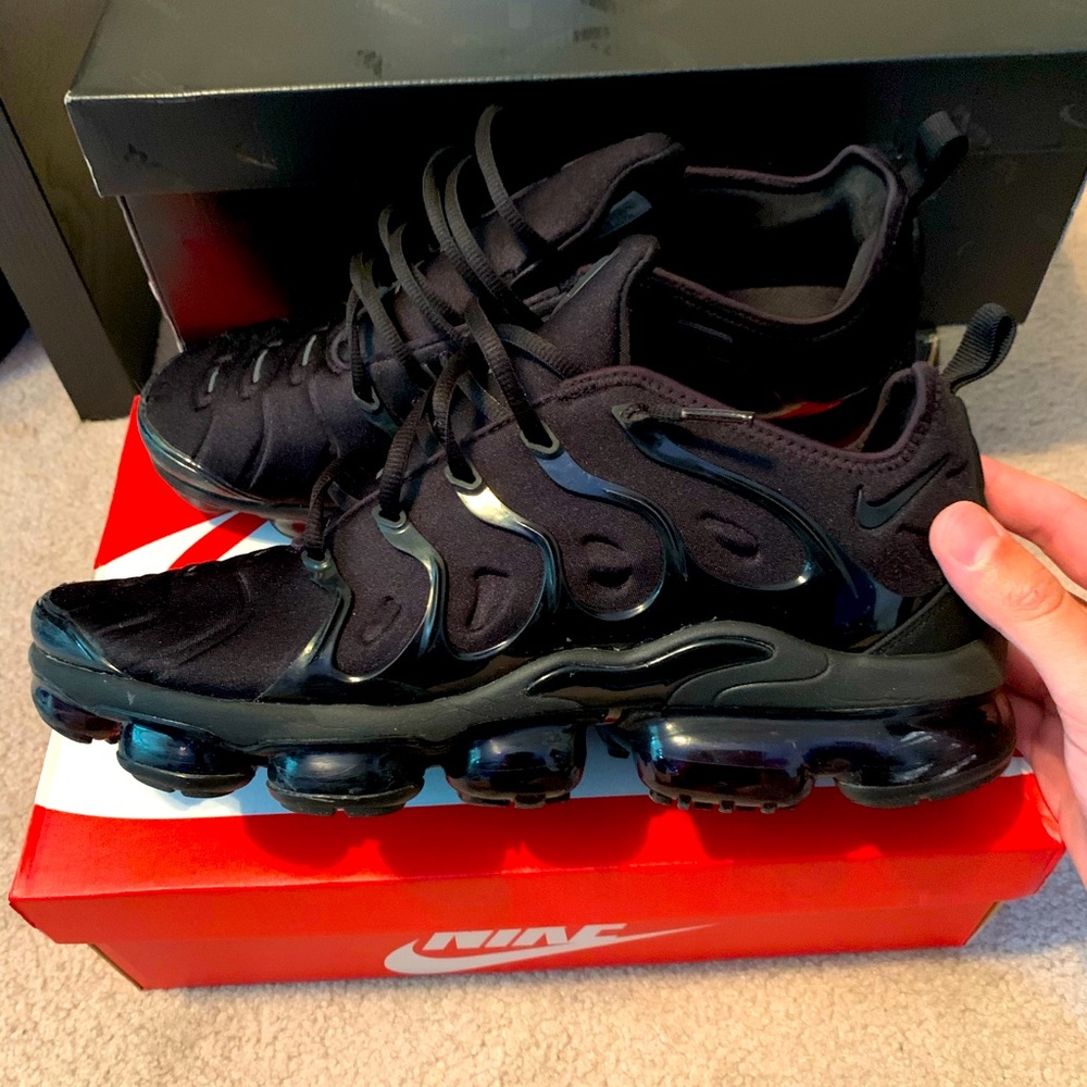 VNDS Nike Black Vapormax Plus